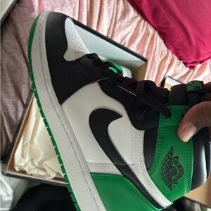 Nike Men's Black, White, and Green Sneakers